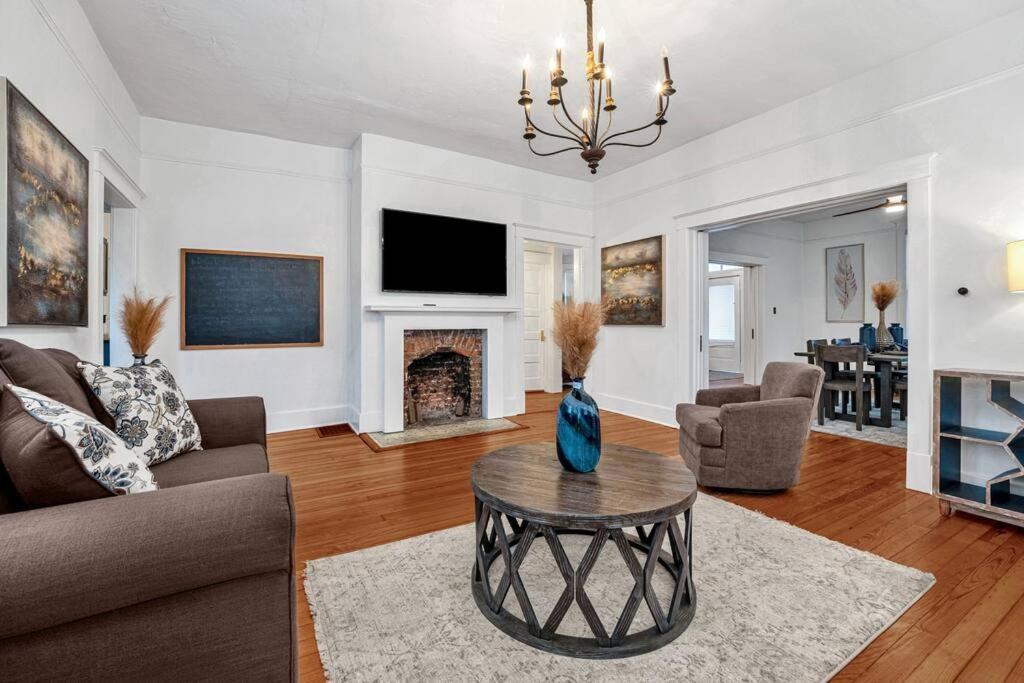 Exquisite Two-Story Home Located In Midtown Мемфис Экстерьер фото